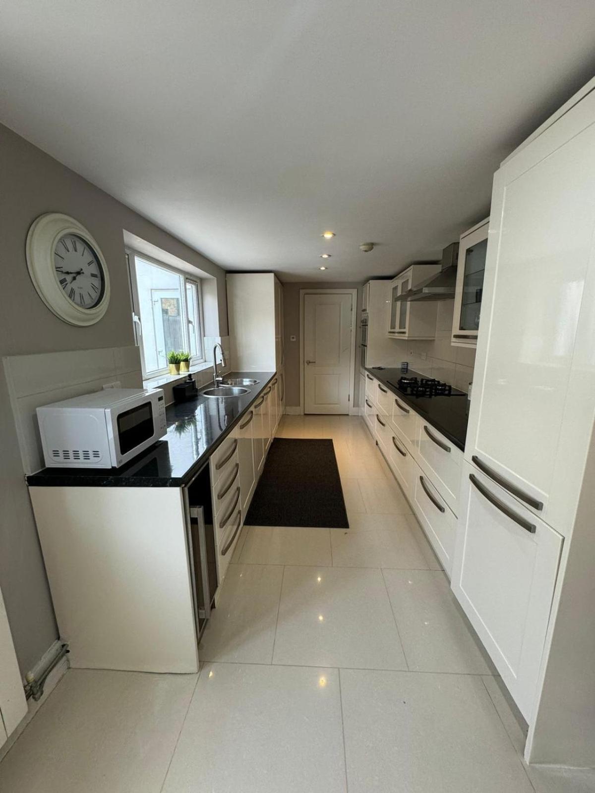 Brentford Guest Rooms Bagian luar foto