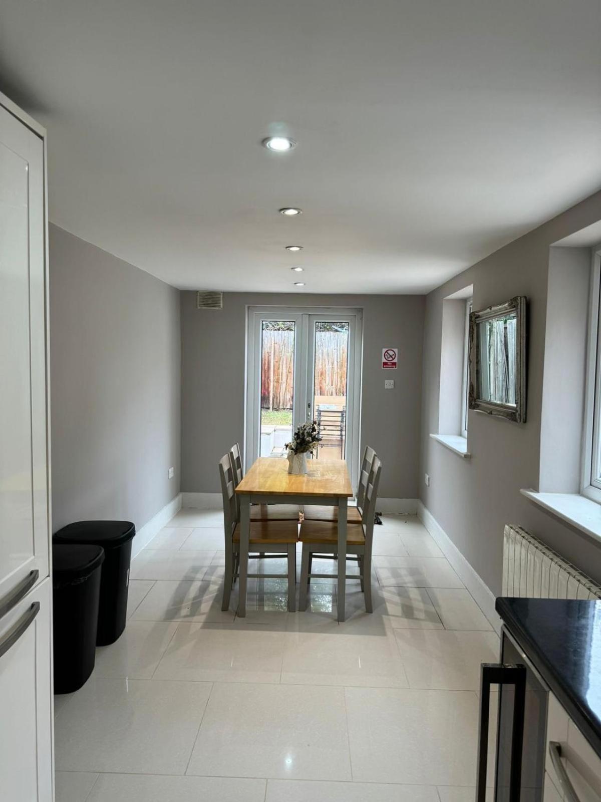 Brentford Guest Rooms Bagian luar foto