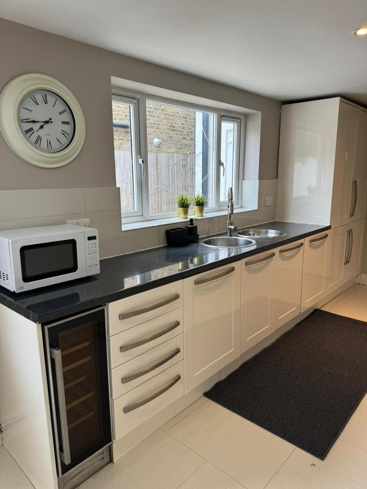 Brentford Guest Rooms Bagian luar foto