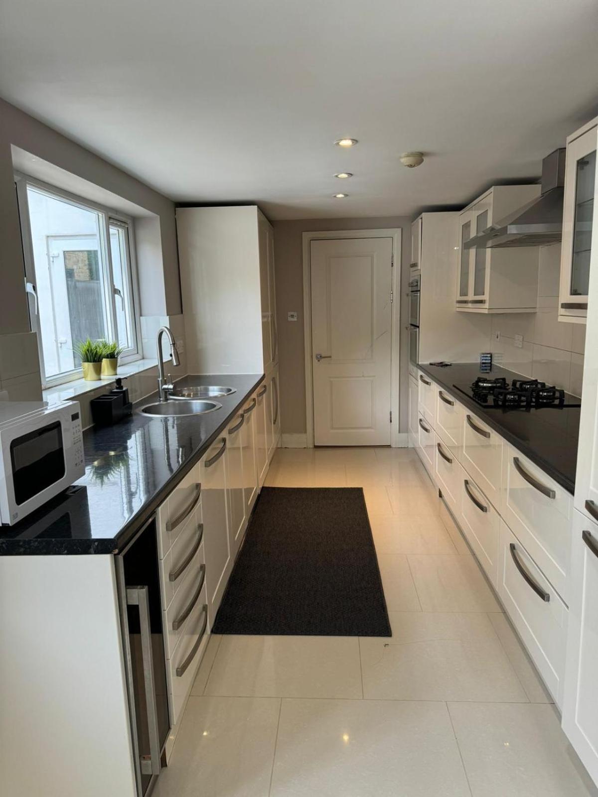 Brentford Guest Rooms Bagian luar foto