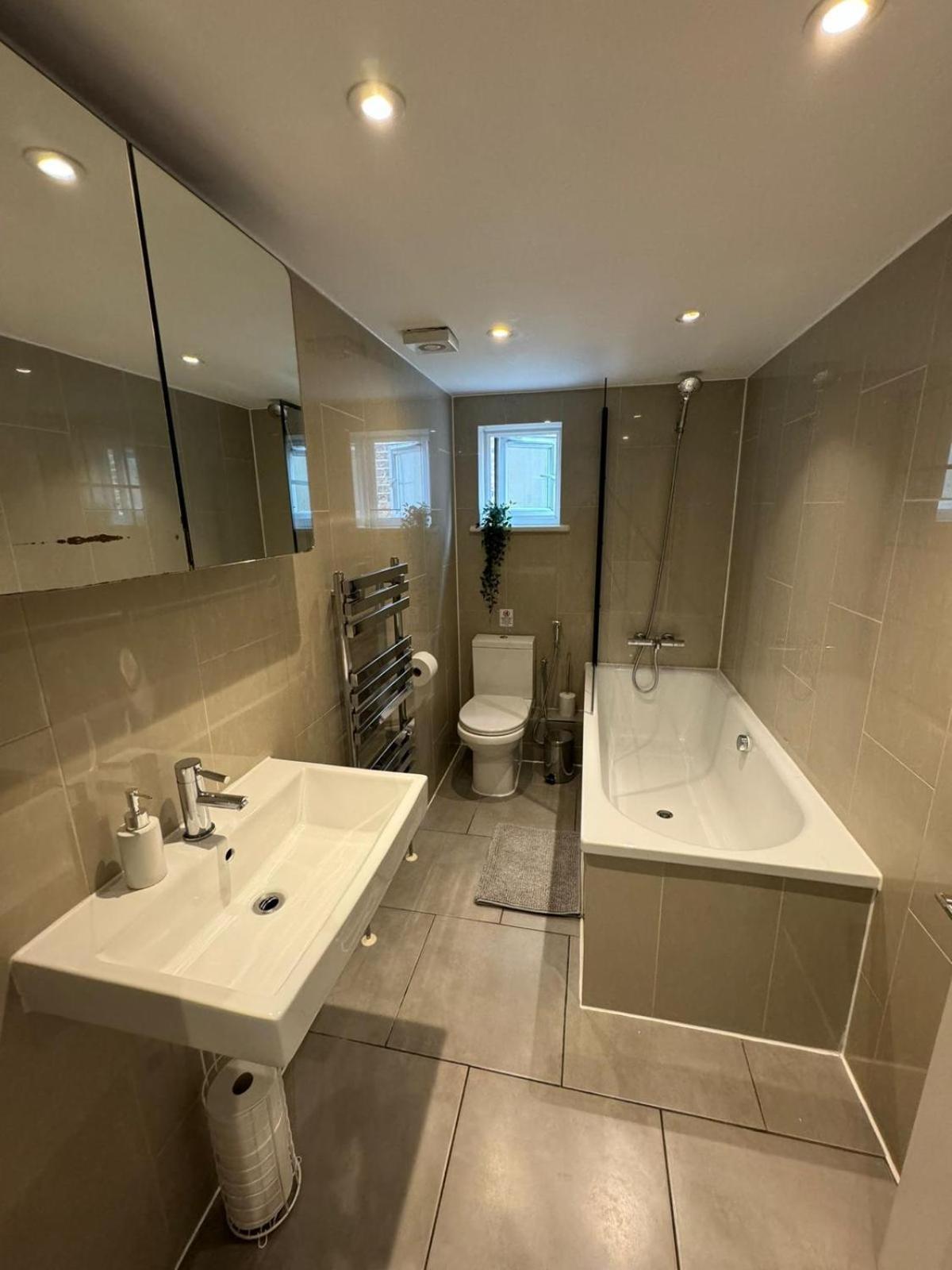Brentford Guest Rooms Bagian luar foto