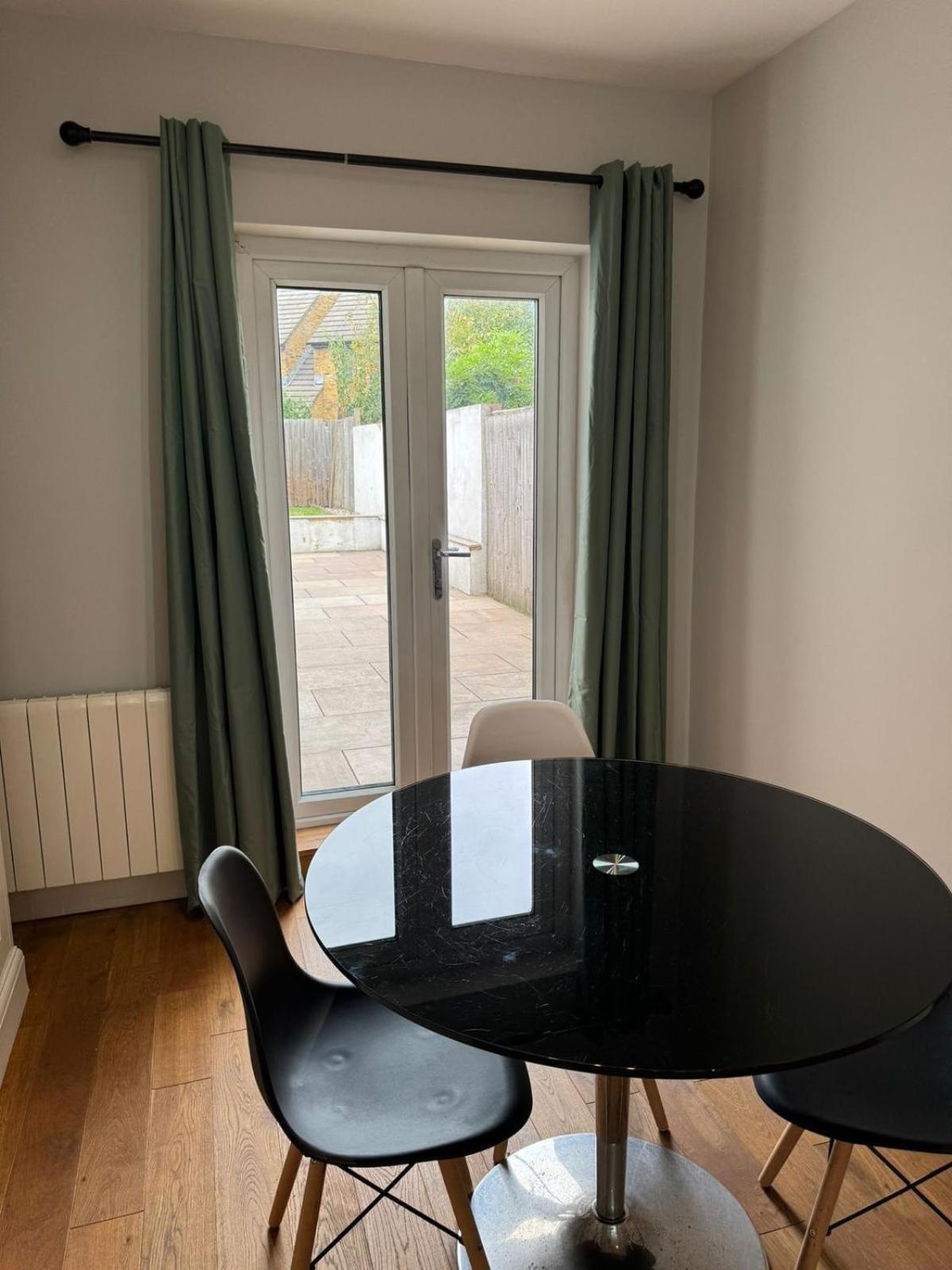 Brentford Guest Rooms Bagian luar foto