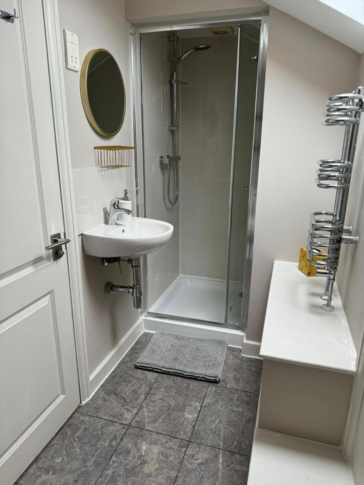 Brentford Guest Rooms Bagian luar foto