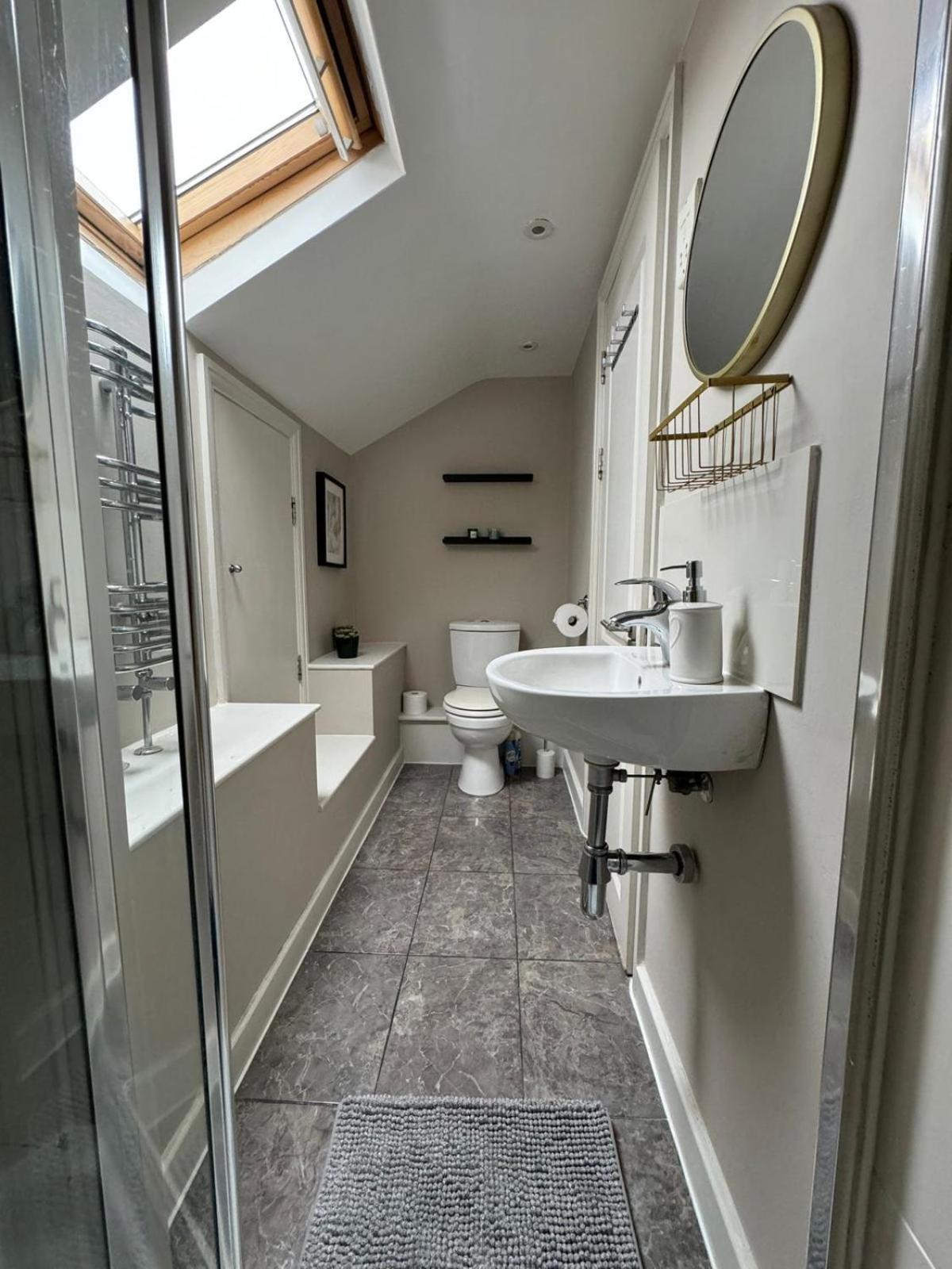 Brentford Guest Rooms Bagian luar foto